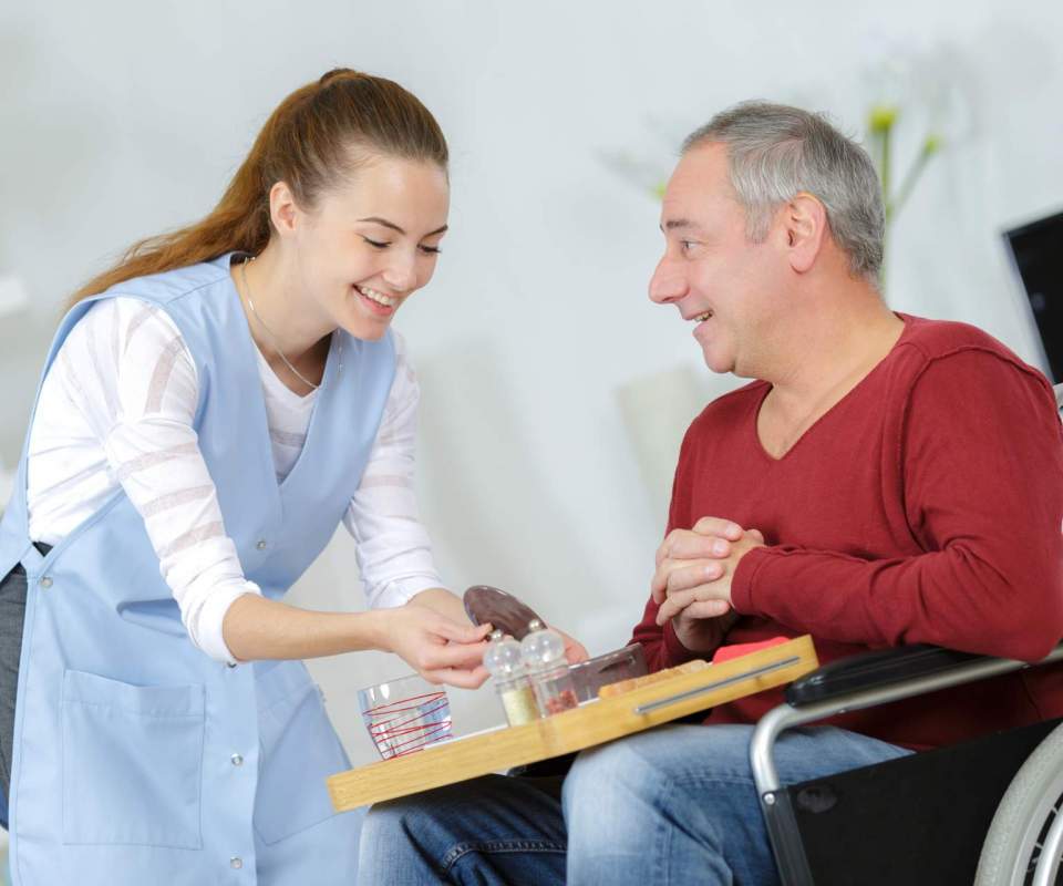 auxiliaire de vie aide au repas