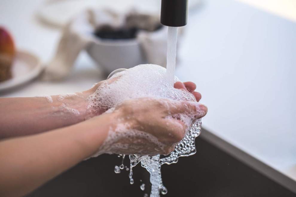 person washing his hand 545014